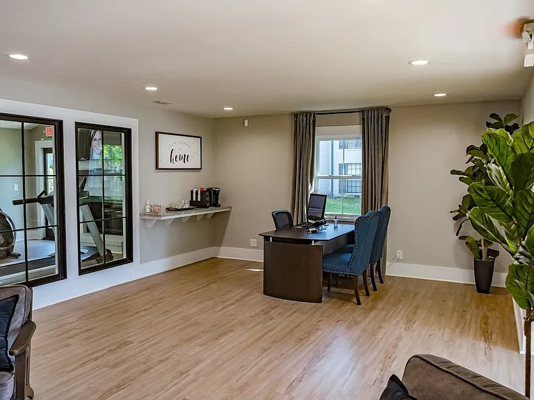 Crestwood Green Apartments — Photo 10