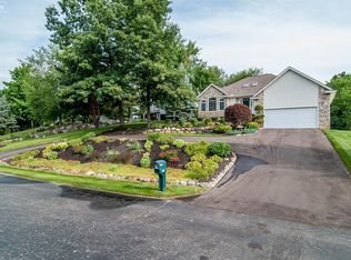 1356 Fentonwood Dr, Fenton, MI 48430