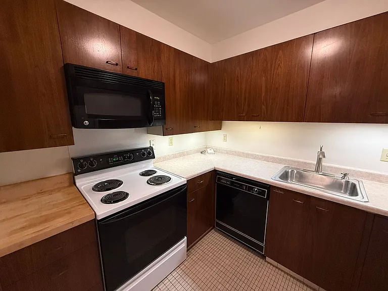 100 W 17th St — Photo 7