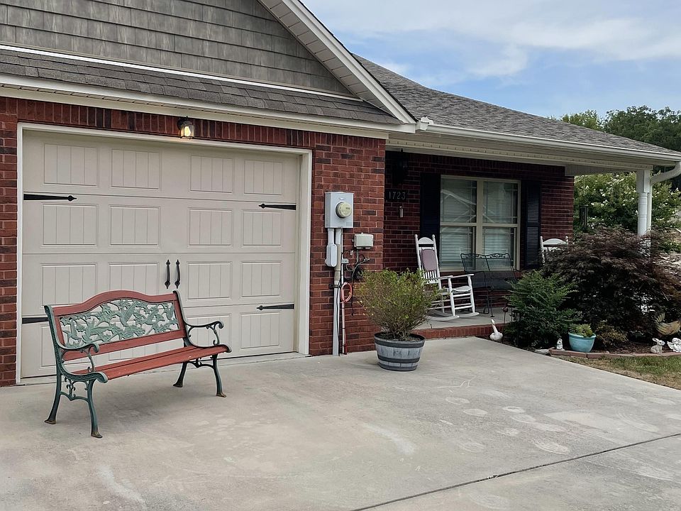 1st image of 1723 Chelsa Dr NE