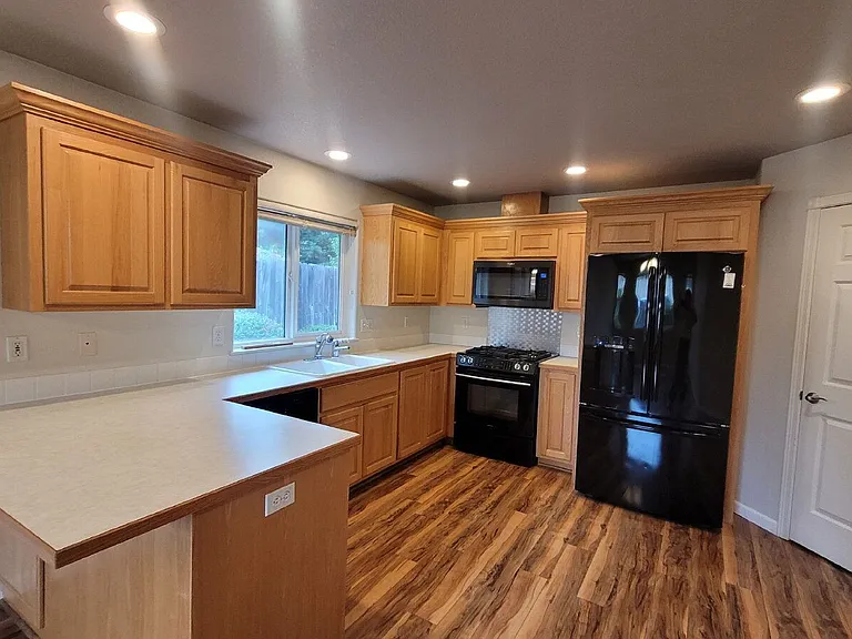 310 Village Dr — Photo 7