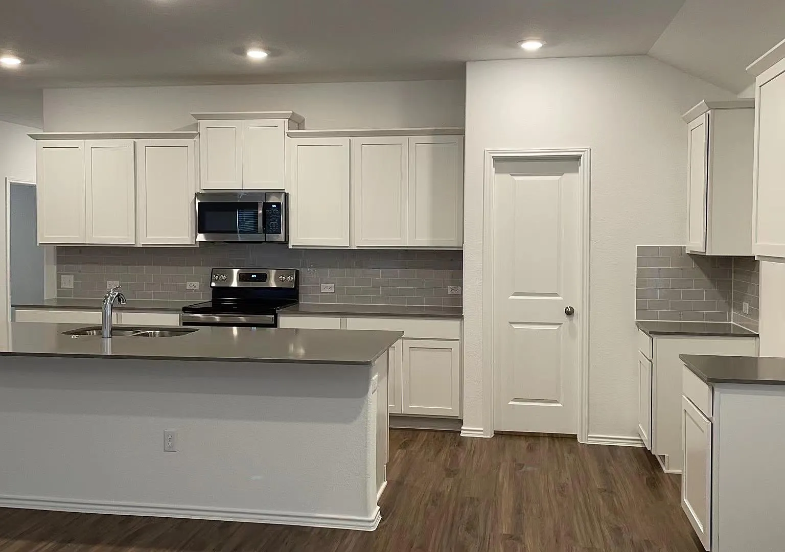 4 bed, 3.0 bath, 2400 sqft, $2,295 — Photo 4
