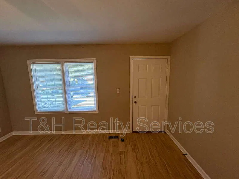 3 bed, 1.0 bath, 1039 sqft, $1,350 — Photo 2