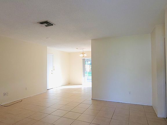 4th image of 382 NE Solida Cir