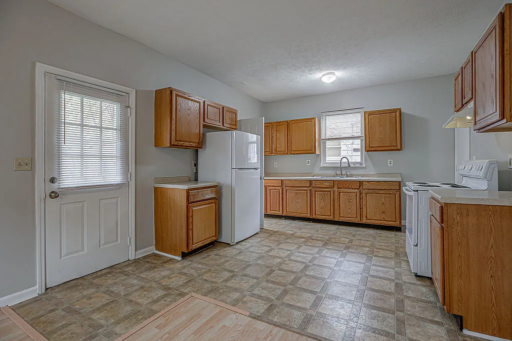 1915 Woodlawn Avenue - 1 — Photo 3
