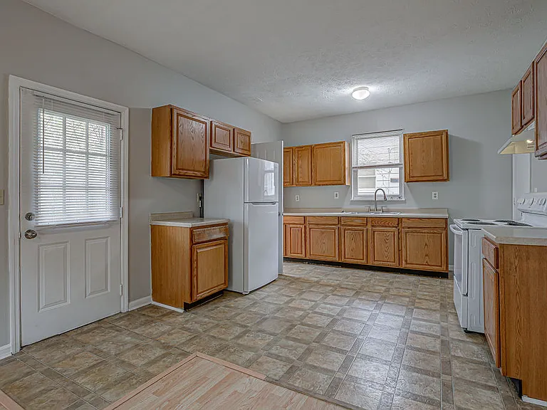1915 Woodlawn Ave — Photo 3