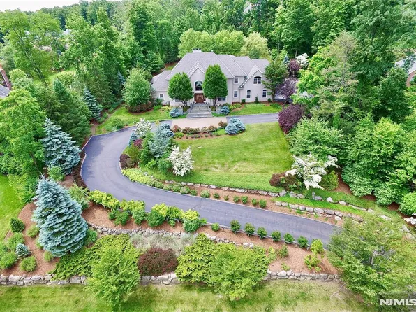 7 Finn Ct, Mahwah, NJ 07430