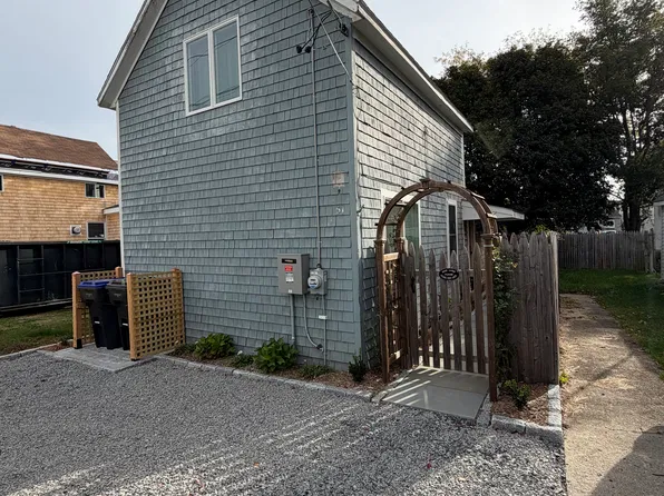 51 Cottage Ave, Portsmouth, RI 02871