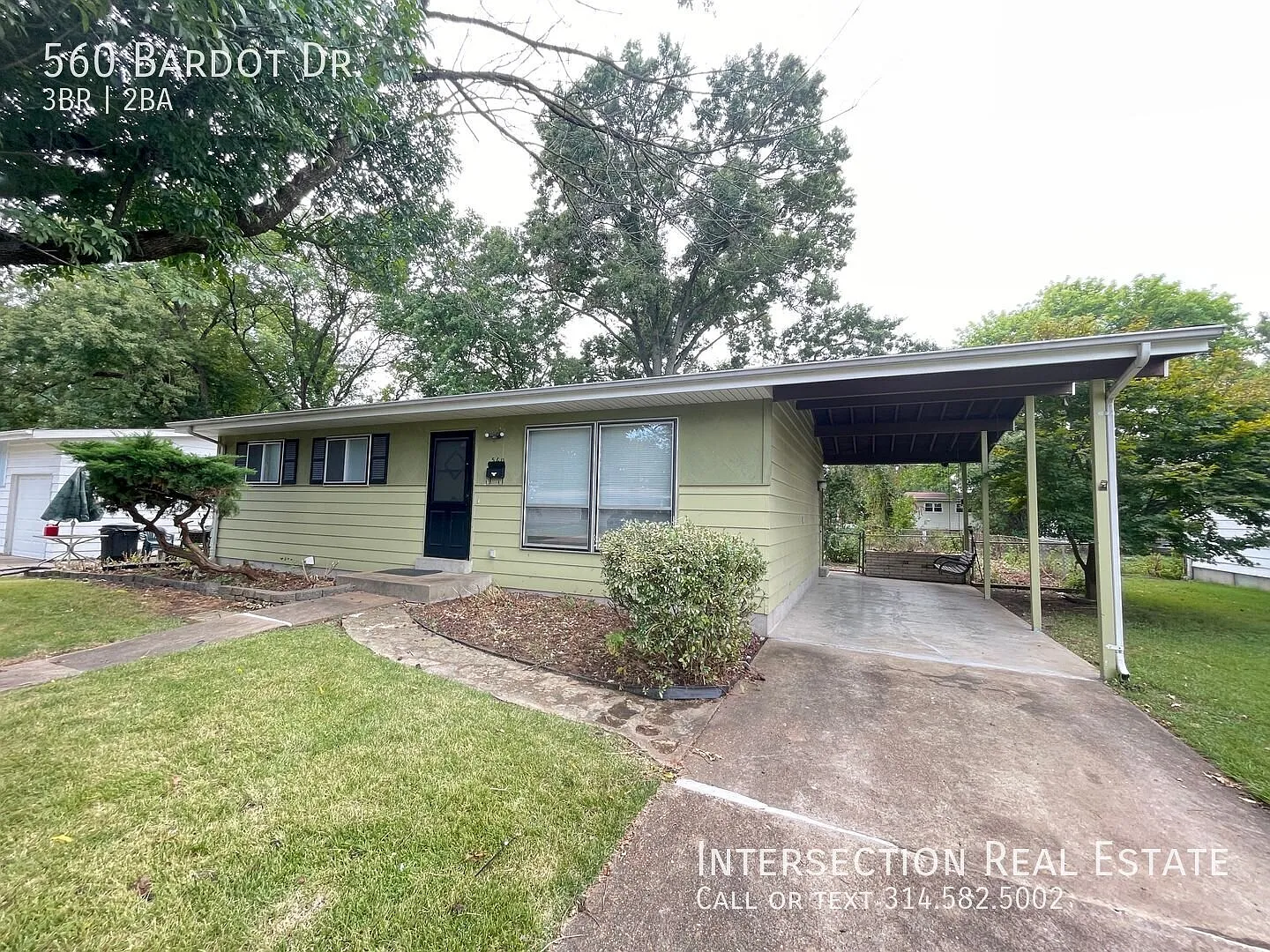 Beautifully Renovated 3Bed/2Bath with Fenced Yard and Covered Parking in Florissant, MO — Photo 1