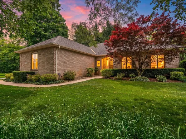 246 White Thorne Ln, Valparaiso, IN 46383