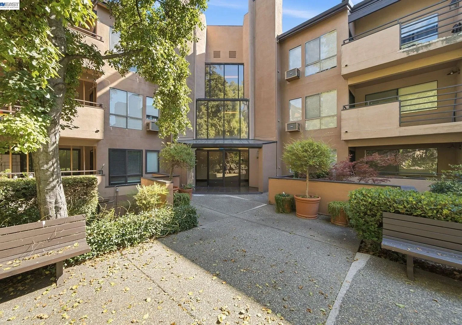 Modern 2BR/2BA End-Unit in Monte Merano | 2 Parking Spaces | Updated Kitchen & Baths | Community ... — Photo 1