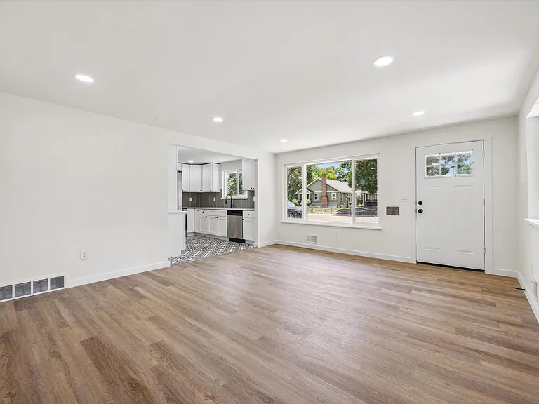 305 W Geneseo St #A — Photo 5