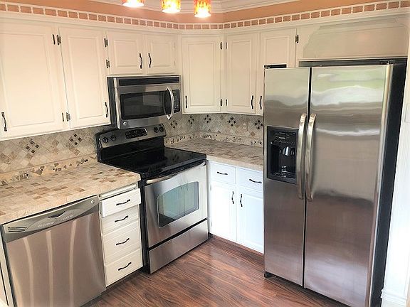3rd image of 663 Essex St #1
