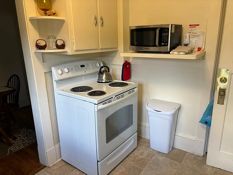 Stove and micro in kitchen.