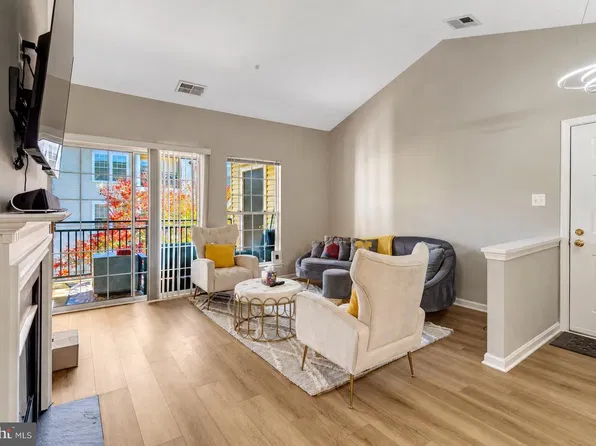 4127 Fountainside Ln Unit 304, Fairfax, VA 22030