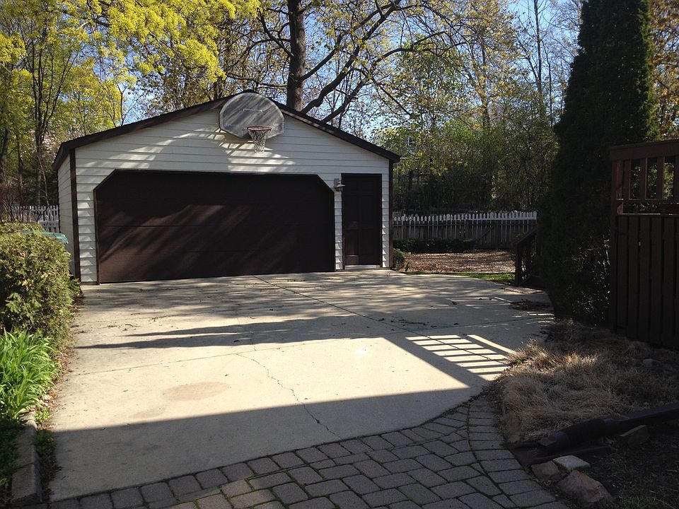 Garage w/ Basketball Hoop