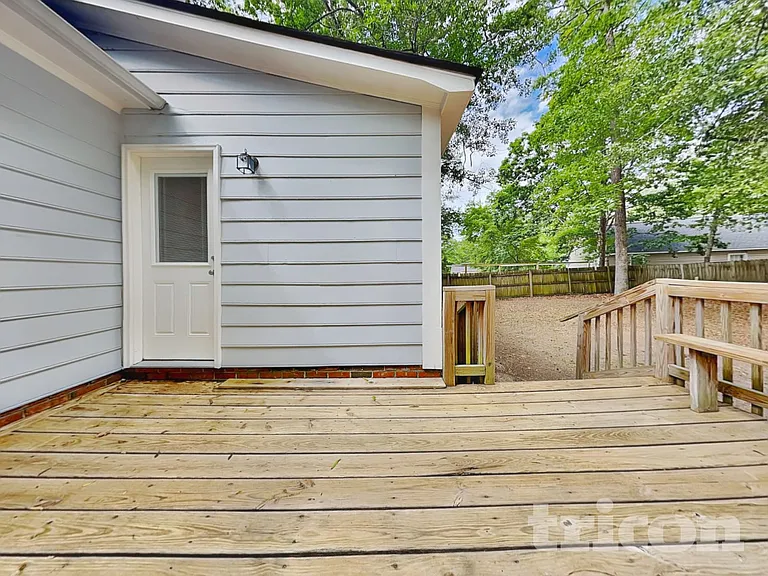 504 Lord Howe Rd — Photo 16