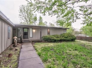 621 S Valley Rd, Olathe, KS 66061