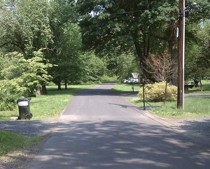 Quaint street with pond and access to Canal path