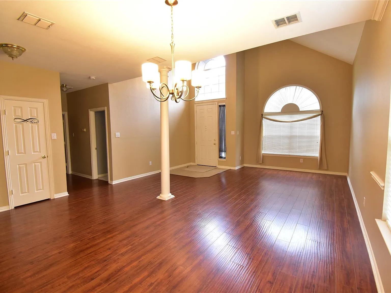 4 bed, 2892 sqft, $2,800 — Photo 2