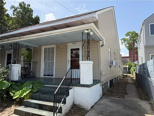 4618 Annunciation St — Photo 1