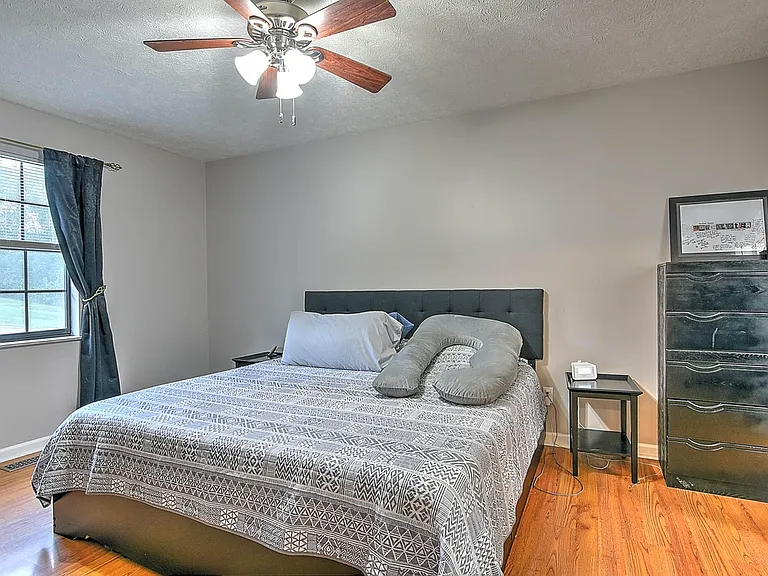 211 Hayter Dr — Photo 4