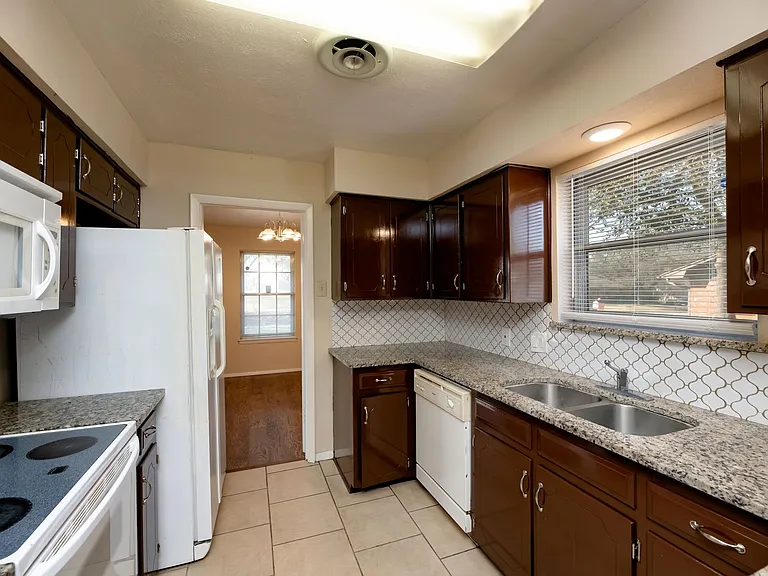 1605 Arrowhead Dr — Photo 11