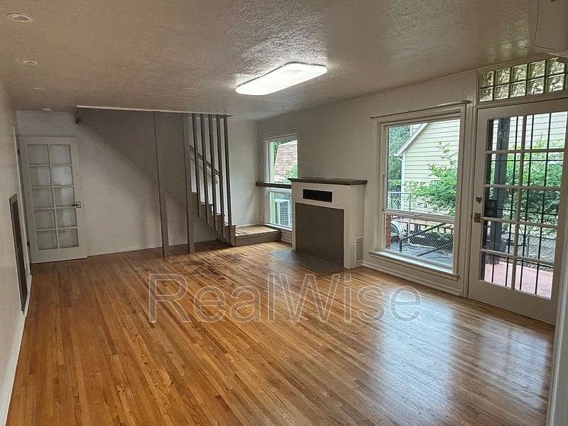 3 bed, 3.0 bath, 1900 sqft, $2,000 — Photo 3