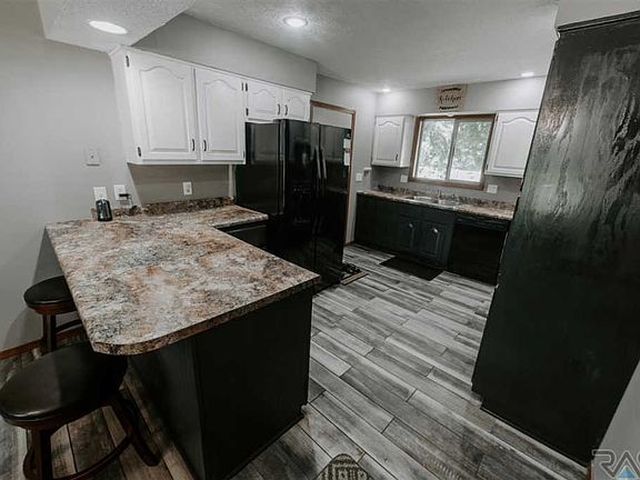 4th image of 806 E Elm St