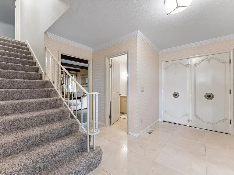 990 W Parkhill Dr — Photo 5