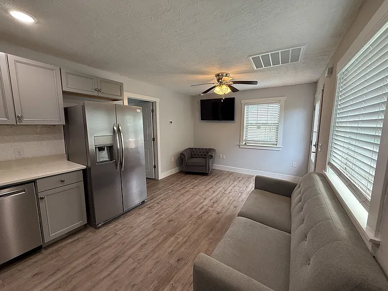 517 W Wright St — Photo 28