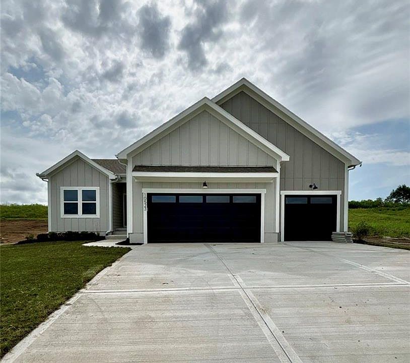 1st image of 355 SW Amara Dr
