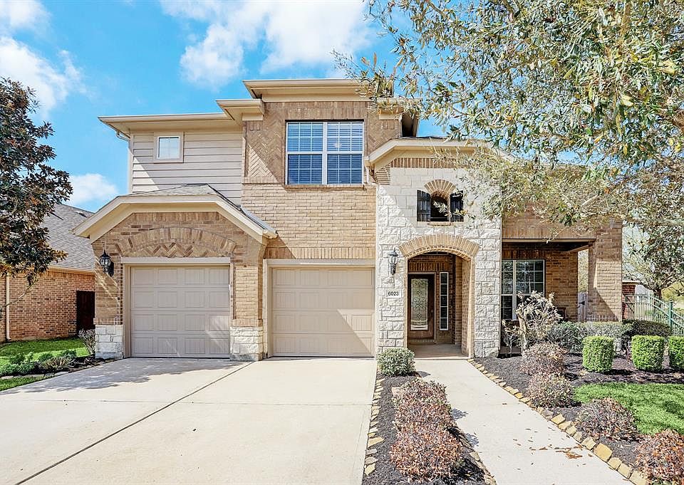 This beautiful Pulte home is filled with incredible features you are going to love! Step inside to find tile & hardwood floors, fresh paint, soaring ceilings, & wonderful natural light. You will love the generous room sizes, first floor owner's suite