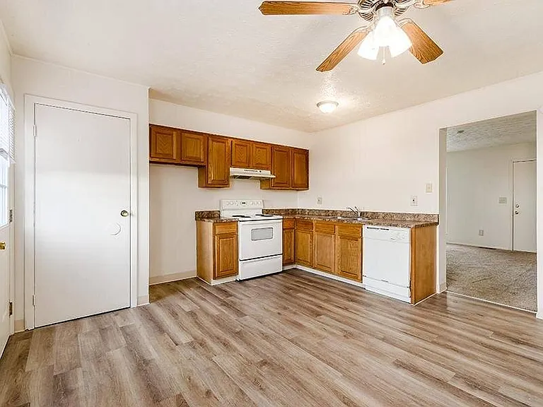 Sharon Green Townhomes — Photo 12