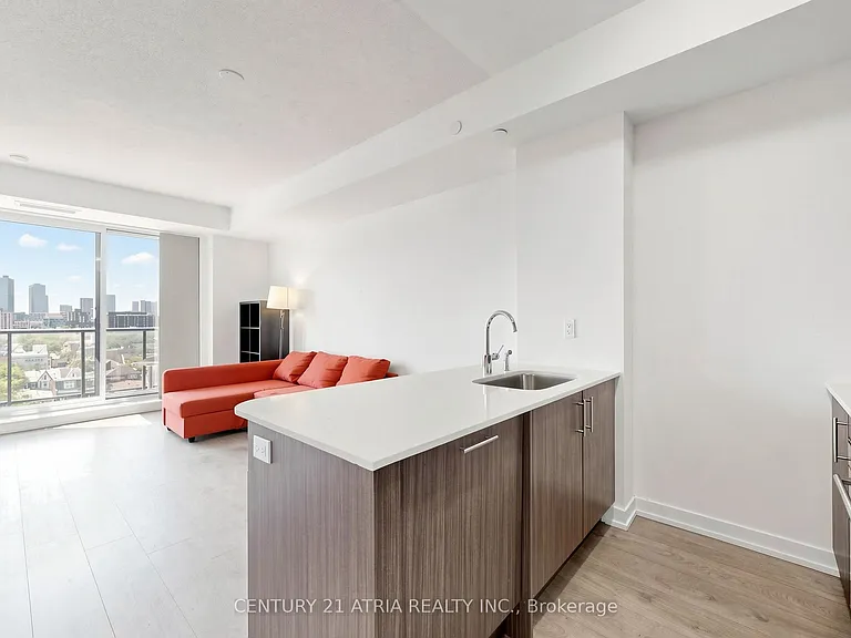 297 College St #910 — Photo 19