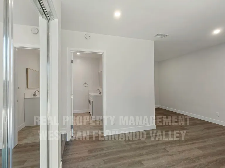 9801 Columbus Ave — Photo 19