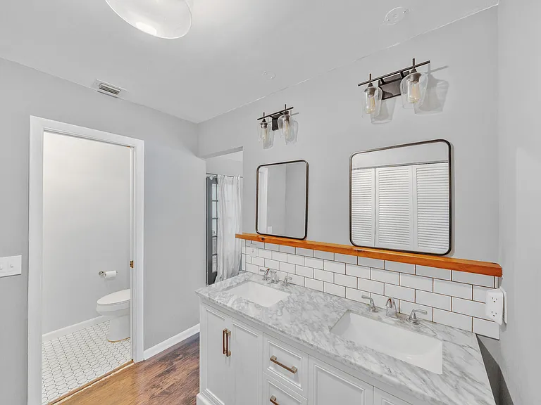 235 NW 15th St — Photo 8