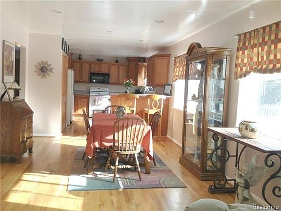 4th image of 3419 Witherbee Dr