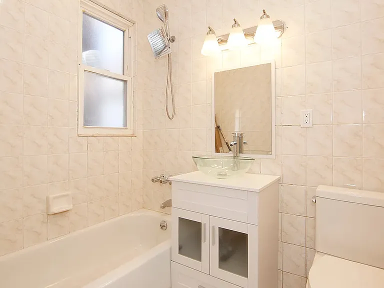 21-39 41st St #2 — Photo 3