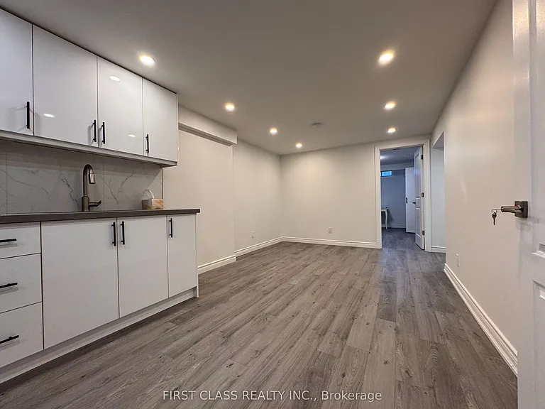 2793 Lindholm Cres — Photo 5