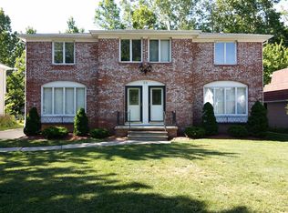 33 Cascade Dr, Amherst, NY 14228