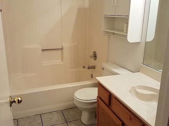 5th image of 809 Burlington Ave