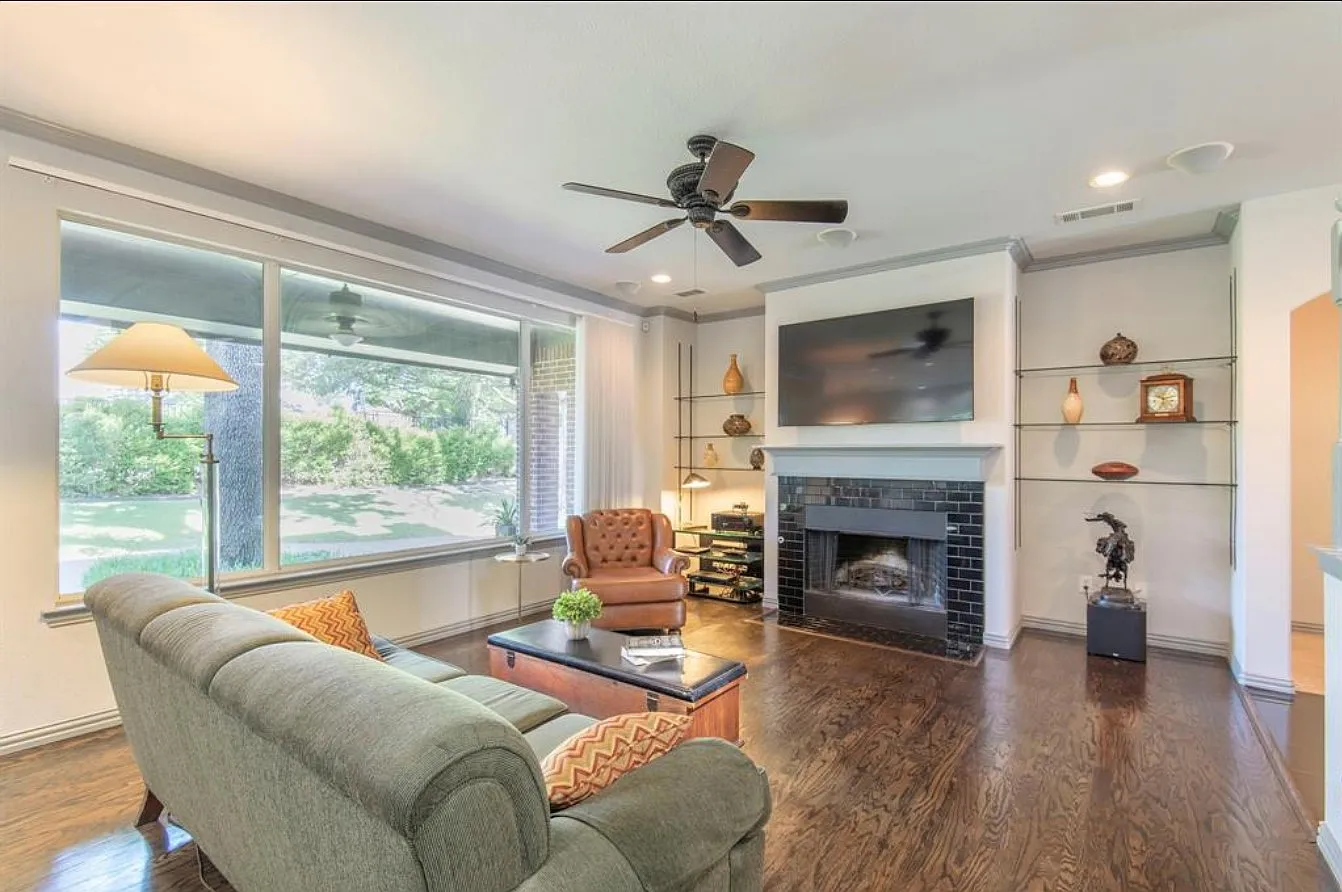 3905 Saturn St — Photo 4