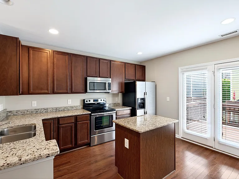 240 Michigan Ave — Photo 14