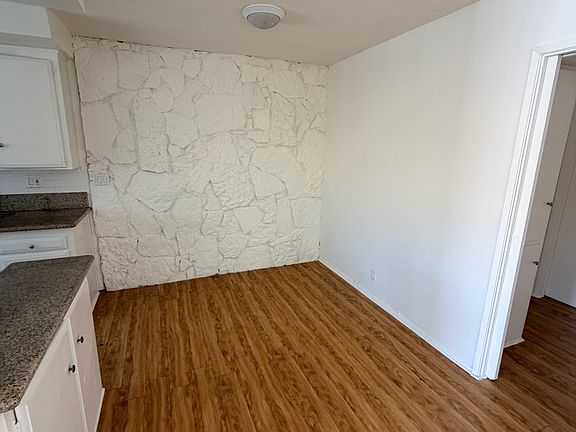 4th image of 14327 Dickens St