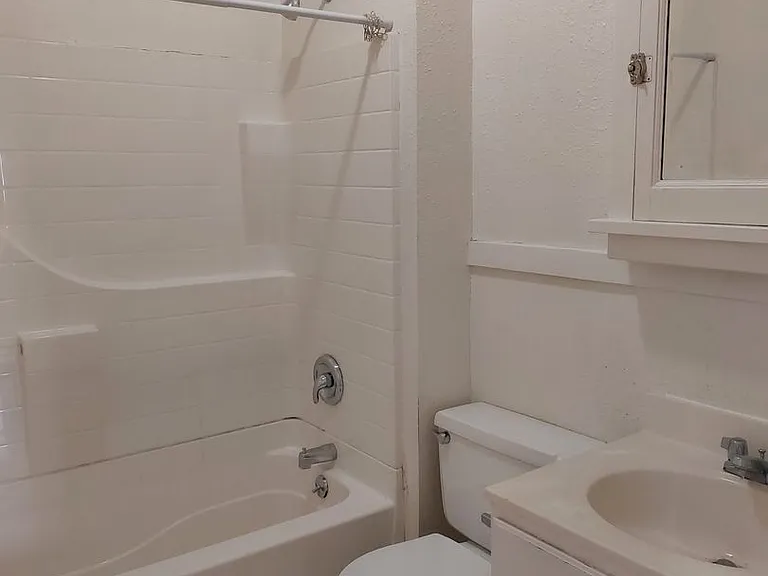 College Housing - 4 bedrooms — Photo 12