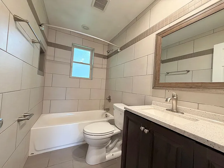 220 Oak Street — Photo 5