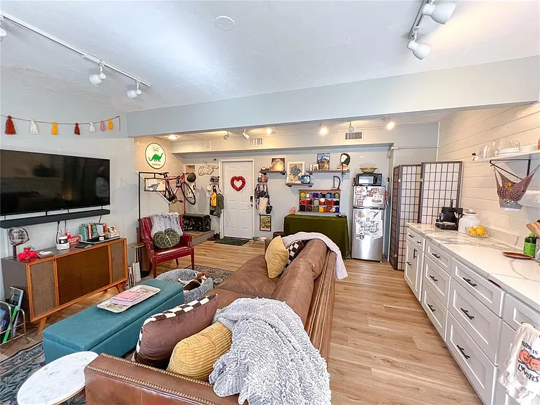 704 NE 1st St #B — Photo 3