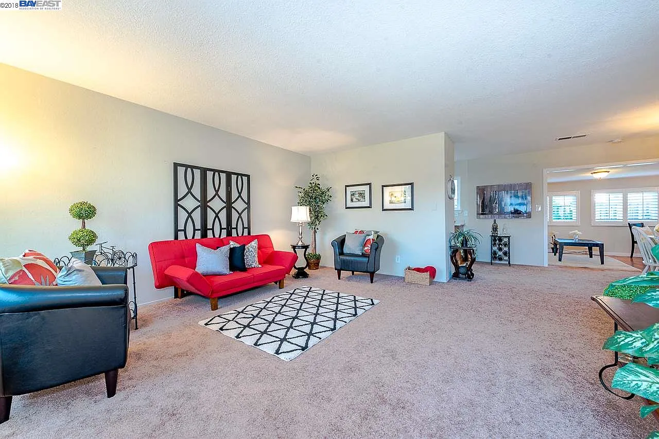 35222 Farnham Dr photo 1