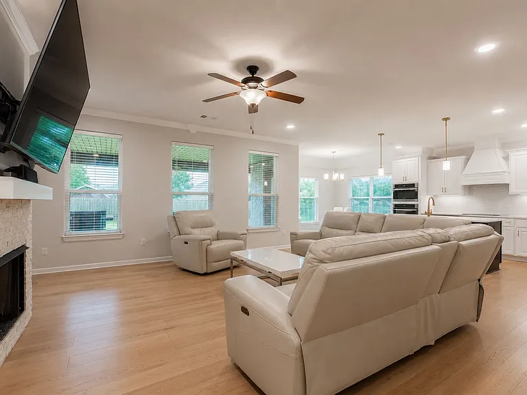 396 W Tyler Rd — Photo 2